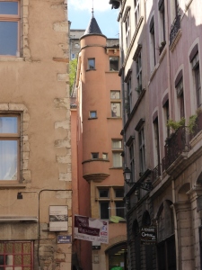 Pink tower on the corner of 22, rue Juiverie