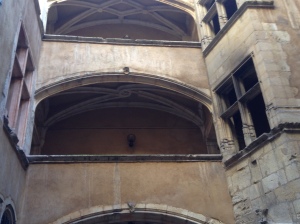 Tiered hallways with vaulted ceilings in courtyard of 28, rue Saint Jean