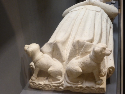 Faithful dugz at the foot of a 15thC statue