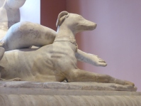 Same statue: Good doggie!